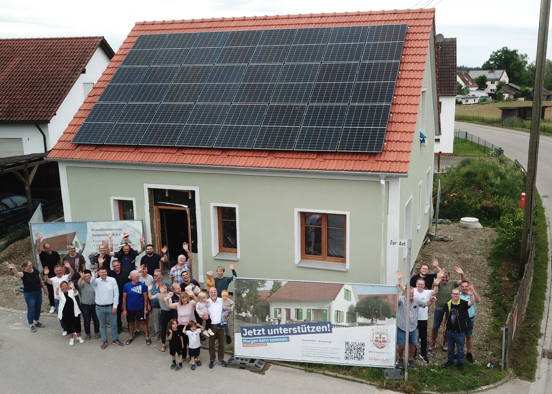 Mitglieder des Brauchtumsvereins vor dem Vereinsheim in Remmeltshofen